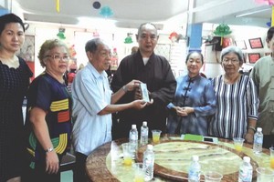 各熱心人士向龍華寺捐贈善款。（資料圖源：陳 昕）