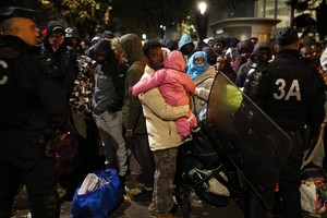 法國警方對巴黎市內東北部的移民帳篷營地進行疏散和清除。（圖源：路透社）