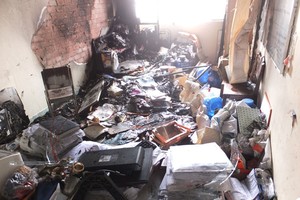 圖為火勢撲滅後的現場，許多重要文件被燒焦。（圖源：黎郎）