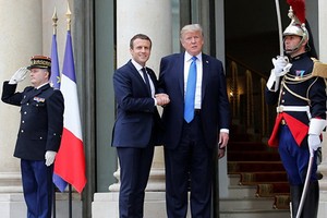 馬克龍（左二）和特朗普在愛麗舍宮舉行工作會談。(圖源：路透社)