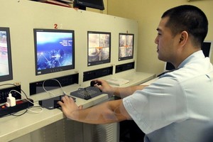 採用監控攝像頭系統來監測行李。（圖源：黃雄/越通社）