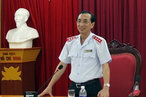 政府監察署副總署長鄧功訓在新聞發佈會上公佈《監察決定》。（圖源：Thanhtra.gov.vn）