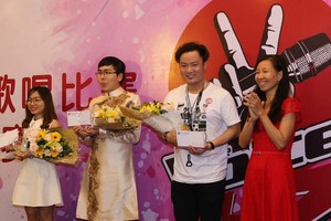 校長林珮玲（右一）頒獎給獲獎學生。（圖源：海韻）