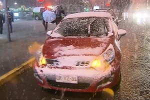 智利首都聖地牙哥受到寒流侵襲，迎來一場罕見的大雪。（圖源：互聯網）