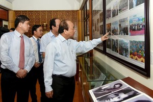 阮春福總理參觀西進第 52 團歷史遺跡紀念區。(圖源：VGP)