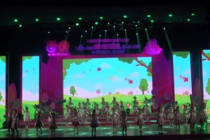 圖為2017年南部“粉紅蓮花”少兒歌唱聯歡比賽開幕節目。（圖源：視頻截圖）