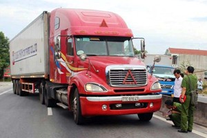 河靖省交警正暫時扣押違規的集裝箱車。