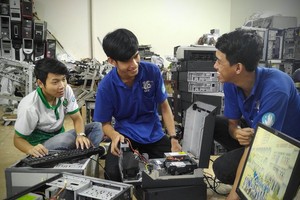 志願服務的大學生正在維修、翻新舊電腦。