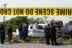 當局在爆炸襲擊發生後出動軍警封鎖現場。（圖源：AFP）