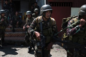 菲軍方與反政府武裝“穆特組織”和阿布沙耶夫武裝分子已在馬拉維市交火56天，仍未收復馬拉維市。（圖源：AP）