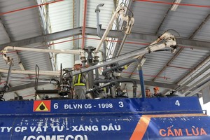 將E5汽油注入油罐車以運到各個零售代理商銷售。（圖源：互聯網）