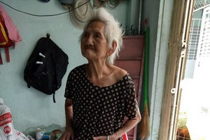 劉大娘被燒傷後無法行動。