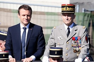 法國總統馬克龍(左)和皮埃爾·德維里耶(右)。（圖源：互聯網）