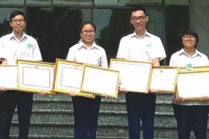 考取國家級中文科優秀生合照。