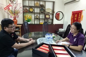 左為西貢屏榮食品有限公司經理黃金億先生。（資料圖源：愛心）