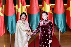 國會主席阮氏金銀(右)與孟加拉人民共和國議會議長希琳•沙爾敏•喬杜里。（圖源：登科）