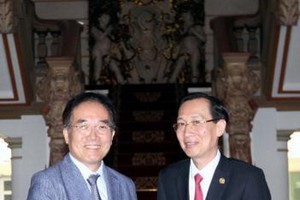 市人委會常務副主席黎清廉(右)與2017年本市-韓國慶州市世界文化博覽會籌委會秘書長李東宇相互握手合影。（圖源：越通社）