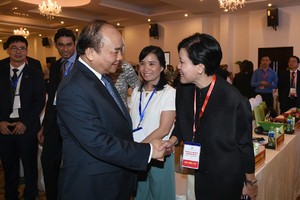 政府總理阮春福與投資商交談。（圖源：互聯網）