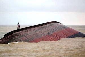 圖為“VTB 26”號貨船遭2號颱風擊沉。（圖源：互聯網）