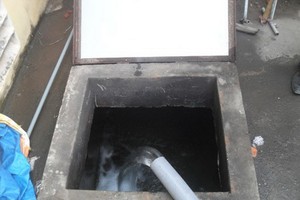 各個公寓的地下水池大部分都有蓋子， 但沒有得到適當的關注及進行清洗。