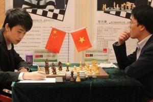 越南棋手黎光廉（右）在比賽中。(圖源：互聯網)