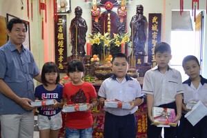 曾文良理事長向優秀子弟頒發獎學金。（圖源：磊磊）