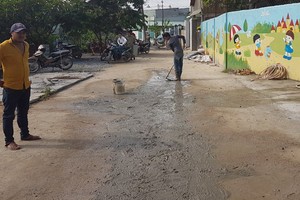 志願者為民鋪路建房