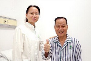 病情好轉，黃育敬和林菁醫生在一起開心合影。