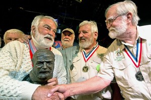 今年海明威模仿大賽冠軍菲利普(左)接受前冠軍強森的道賀。（圖源：互聯網）