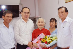 市委書記阮善仁(左二)同本市代表團看望越南英雄母親黎氏革。(圖源：Ng.Nam)