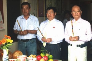 盧夢群宗台（中）出席祭祖暨頒發敬老金儀式。