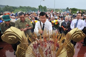 前越南國家主席張晉創（中）與代表們上香緬懷在富國島犧牲的戰士。（圖源：互聯網）