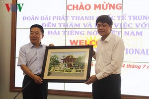 VOV 副台長武海(右)向 CRI副台長胡邦勝贈送紀念品。（圖源：VOV）