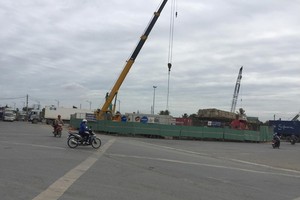 施工中的美水環島交通樞紐項目在竣工後將有助緩解桔萊港 區域的交通堵塞。