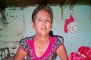 張蘇女剛賣彩票回家。