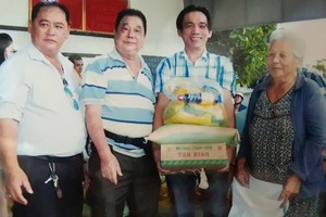 江志華與眾友向窮人派發禮物。