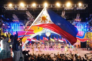 2015年新加坡東運會閉幕儀式上，菲律賓答應接手承辦2019年東運會。但因菲南部激戰中，菲律賓宣佈棄辦2019東運會。（圖源：互聯網）