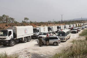 首批開往敘利亞東古塔衝突降級區的人道車隊已於25日啓程。（圖源：AFP）