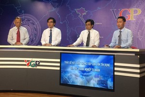 中小企業協會副主席兼秘書長蘇懷南(左二)在座談會上表示，據協會的統計數據顯示，仍有七成中小企業不能與資金接軌。（圖源：互聯網）