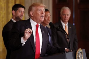 美國總統特朗普與鴻海董事長郭台銘（右二）26日在白宮宣布，富士康將在威斯康辛州設廠。（圖源：互聯網）