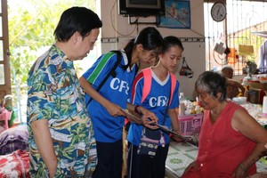 學生正給80歲曾婆婆介紹香港美景。
