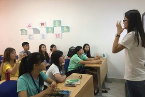 學生們在夏令營期間學習一瞥。