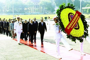 黨與國家領導人晉謁胡志明主席陵。（圖源：越通社）