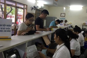 VNPOST已開始在所有郵政局展開有關寄發審核錄取卷宗與費用及志願確認卷宗。（圖源：T.Hà）