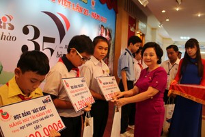 賴謙副董事長頒發獎助學金給學生。