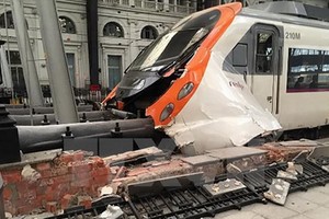 發生事故的列車車頭部分損毀。(圖源：互聯網)