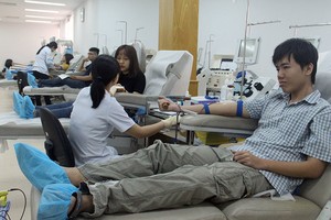 捐血者光輝與爸爸一同參加捐血幫助癌症病兒的“小翠之夢想”活動。（圖源：鳴鳳）