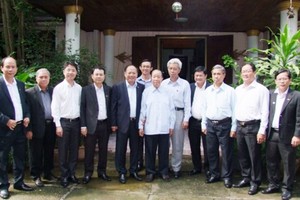 市代表團與原老撾政府總理喬本潘合影。