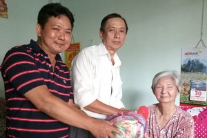 慈善組向玉光寺老人贈送禮物。