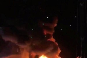 西班牙巴塞羅那附近一場電子音樂節的舞台突然起火，狂歡者四處奔逃，現場超過2萬2000人受到疏散。（圖源：路透社）